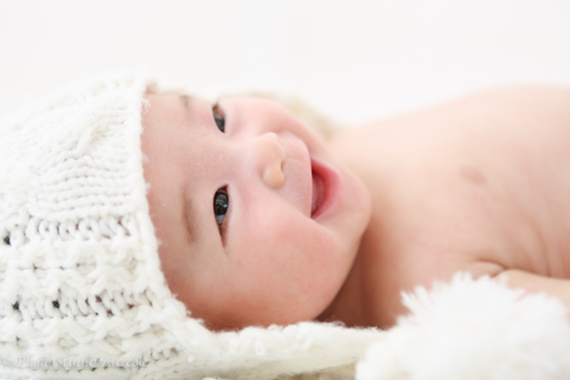 4ヶ月の赤ちゃんを自然な写真で撮影子供写真スタジオ オリオール