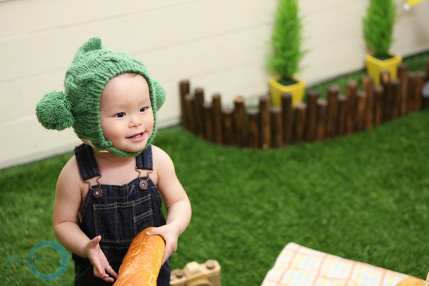 おしゃれな写真館で自然な1才誕生日を撮影